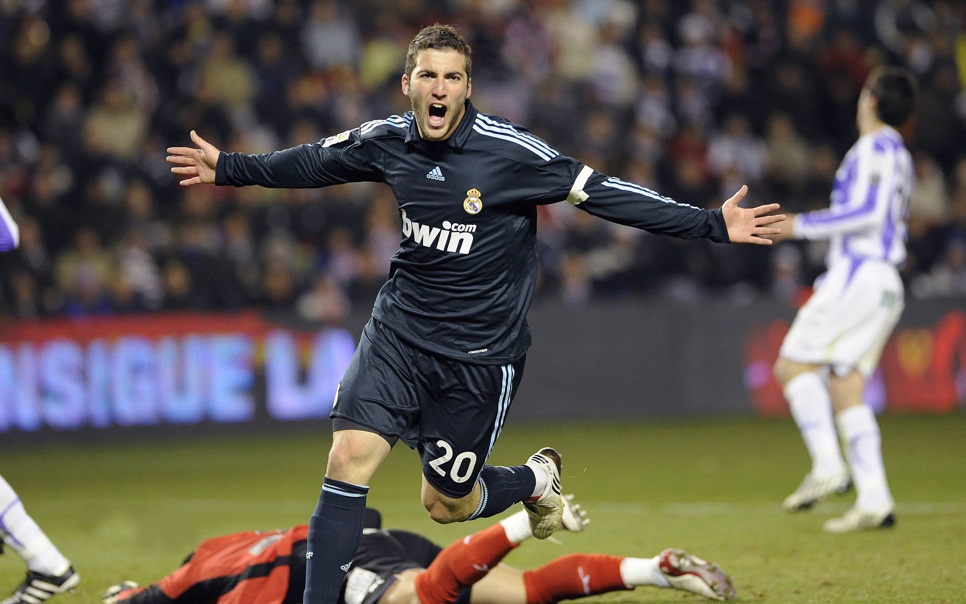 核心后腰是否具备长传转移能力决定控场等级,核心是腰部力量吗