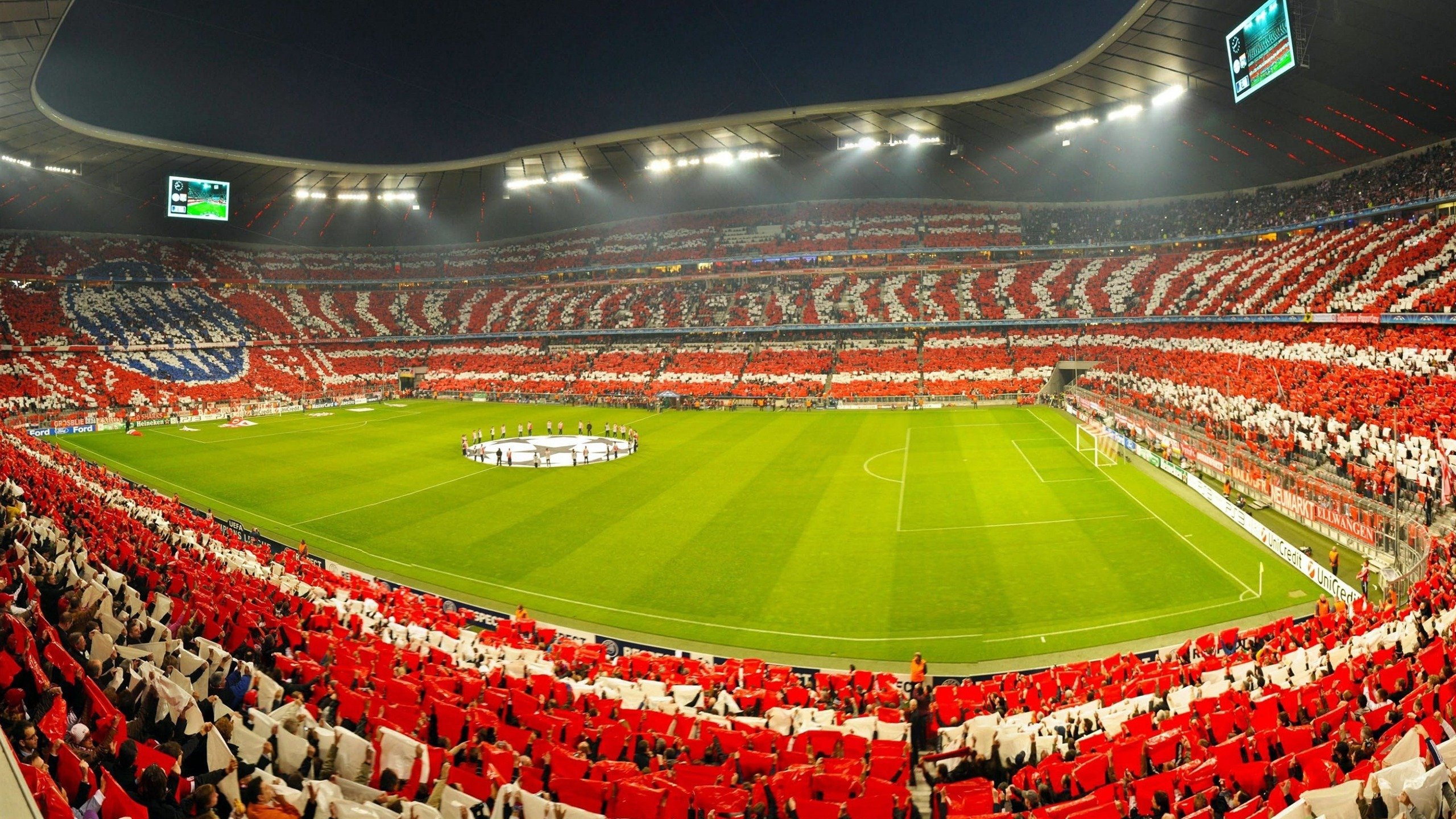 罗马前场持续压迫迫使对方后场失误，罗马队前锋